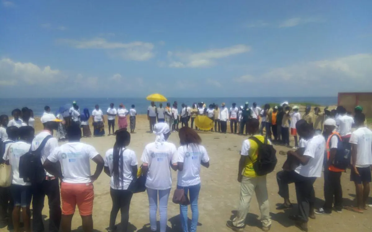 Cercle de sensibilisation observé à distance sur le littoral — Archive PNL
