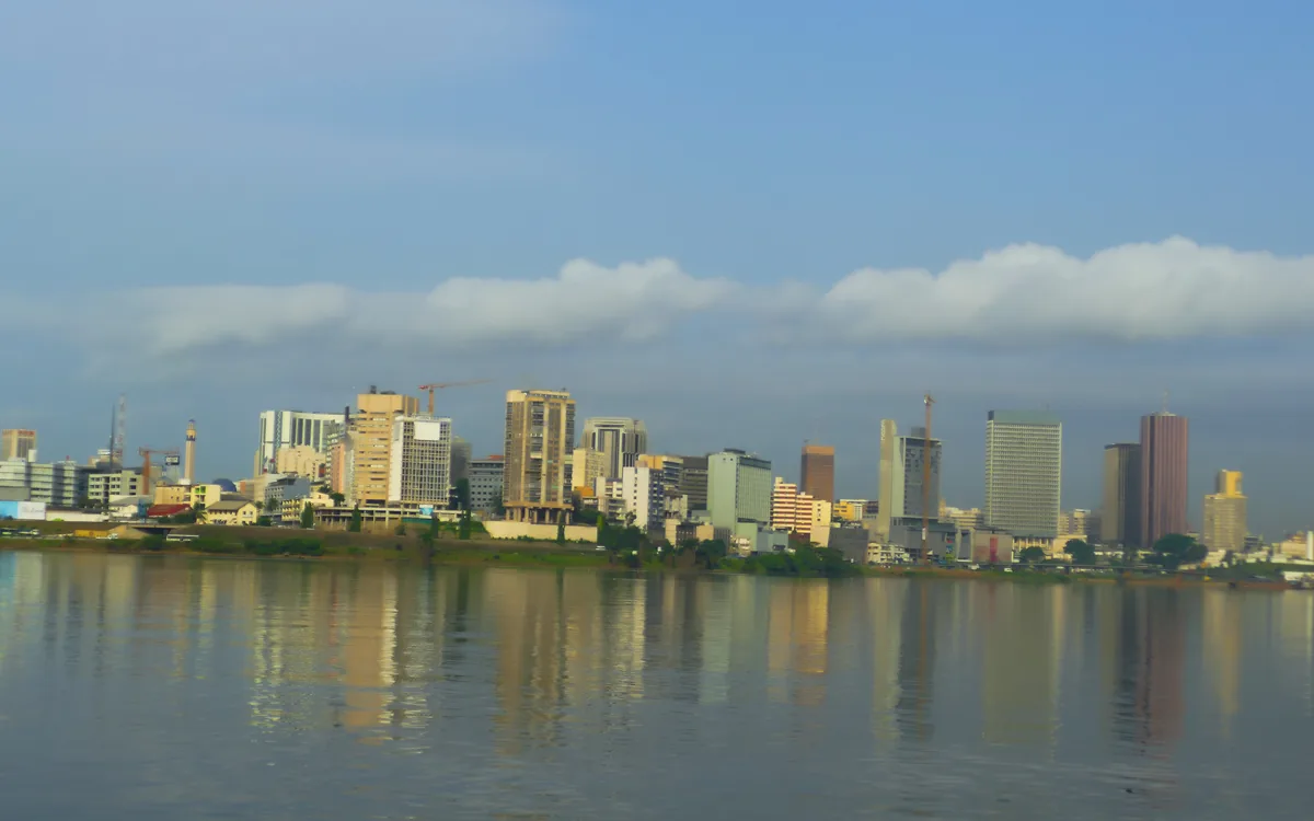 Vue de la lagune Ébrié à Abidjan, Côte d'Ivoire — ONG Protégeons notre Littoral
